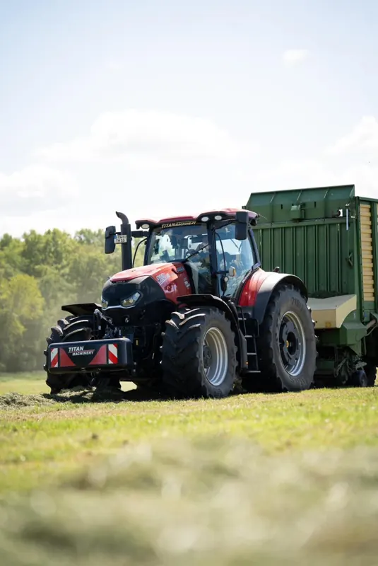 Case IH Puma mit Krone Ladewagen beim Grasschnitt
