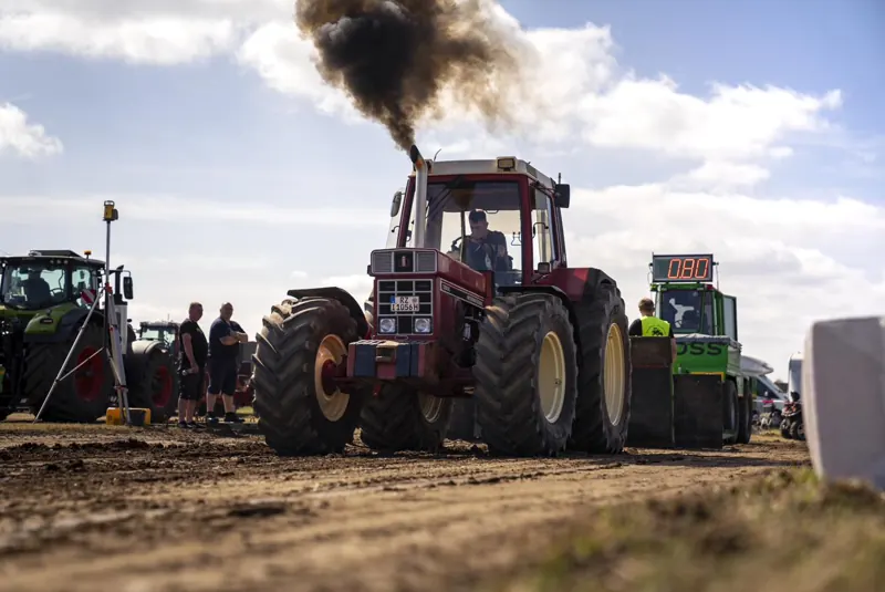 IHC 1056 XL mit Rauchfahne beim Tractor Pulling